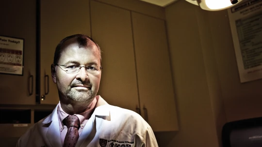 Bohdan Pomahač. Příběh o tom, jak se ze studenta z Ostravy stal nejlepší plastický chirurg světa