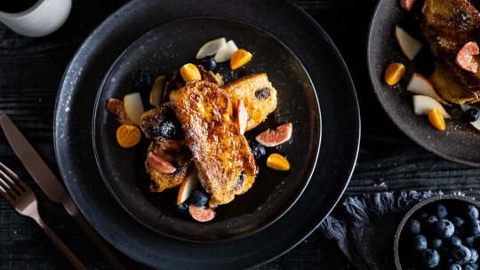 Bezezbytková snídaně po francouzsku. Ztracený chléb „Pain Perdu“ z vánočky, skořice a javorového sirupu