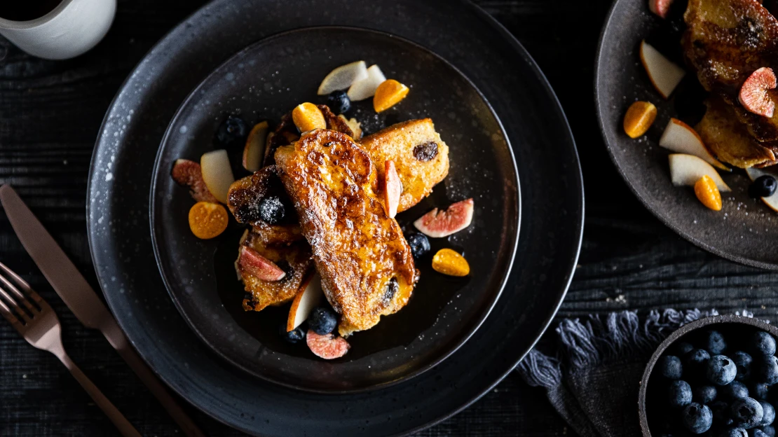 Bezezbytková snídaně po&nbsp;francouzsku. Ztracený chléb „Pain Perdu“ z&nbsp;vánočky, skořice a&nbsp;javorového sirupu