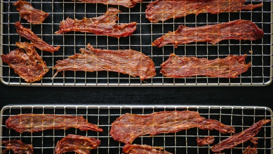 Slaný snack bez tuku & sacharidů. Krůtí jerky se hodí k&nbsp;vínu, na cesty i&nbsp;jako jedlý dárek