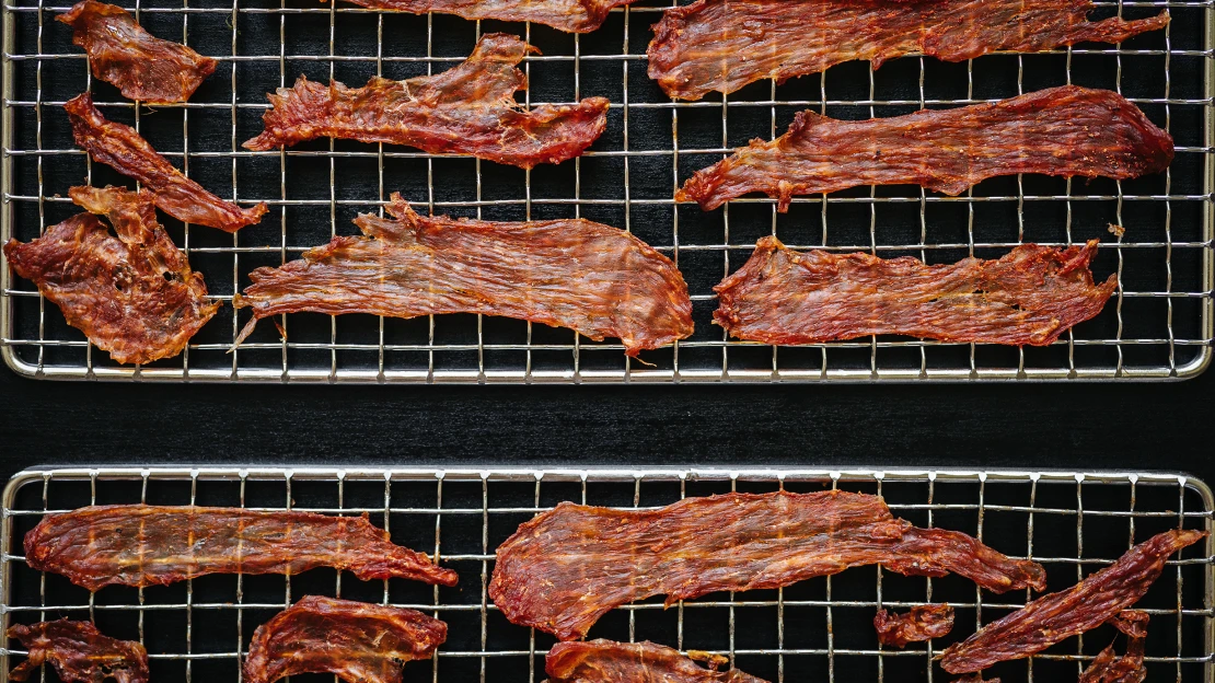 Slaný snack bez tuku & sacharidů. Krůtí jerky se hodí k&nbsp;vínu, na cesty i&nbsp;jako jedlý dárek