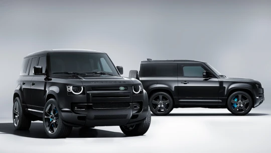 Do terénu s&nbsp;povolením zabíjet. Defender 007 jde v Praze do aukce na pomoc rodinám vojáků