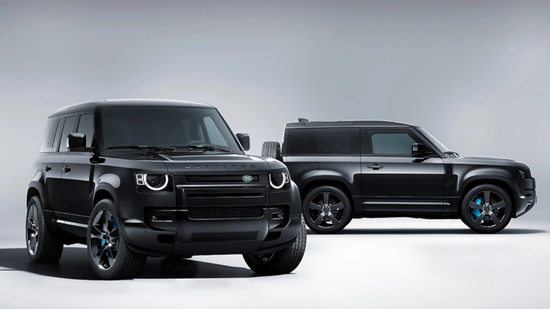 Do terénu s&nbsp;povolením zabíjet. Defender 007 jde v Praze do aukce na pomoc rodinám vojáků