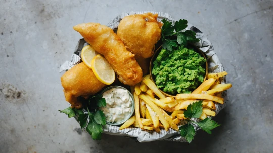 Fry-Day! Dopřejte si perfektní fish & chips s&nbsp;domácí tatarkou a&nbsp;šťouchaným hráškem