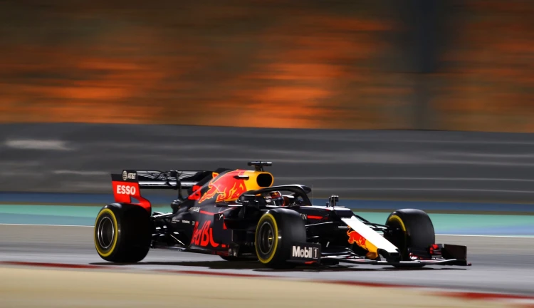 Max Verstappen a jeho formule 1 ze stáje Red Bull.