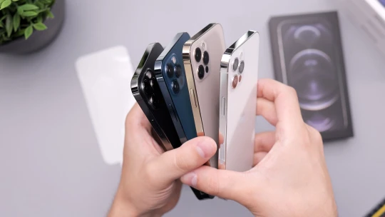 Odbyt smartphonů ve světě klesl o&nbsp;třináct procent. Těsné prvenství drží Samsung