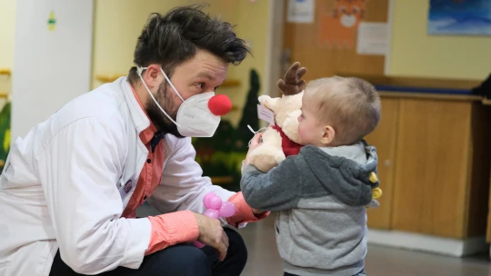 Zdravotní klauni léčí duše pacientů, náladu zvednou i&nbsp;personálu. Podpoříte je?