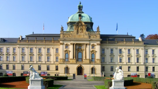 Nárůst státních zaměstnanců o&nbsp;5853 míst. Výdaje vzrostly o&nbsp;7,6 miliard korun