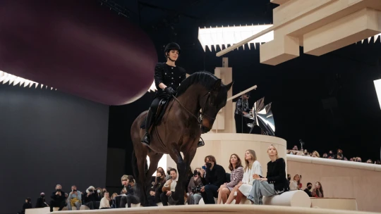 Kůň na mole a vesmírný skafandr pro miliardáře. Haute couture móda umí stále překvapit