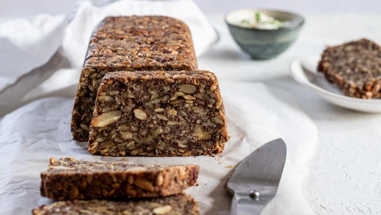 Veganuary & pečení. Bezlepkový semínkový chléb s&nbsp;ořechy & vlákninou