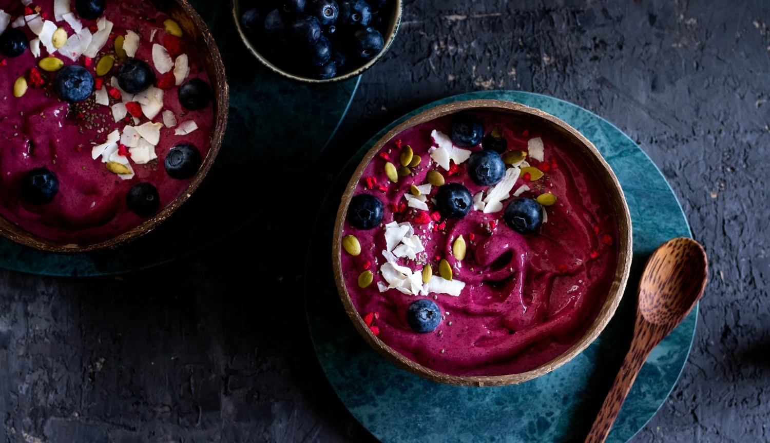 Paradox do zimních dní – mrazivá smoothie bowl, která vás nakopne