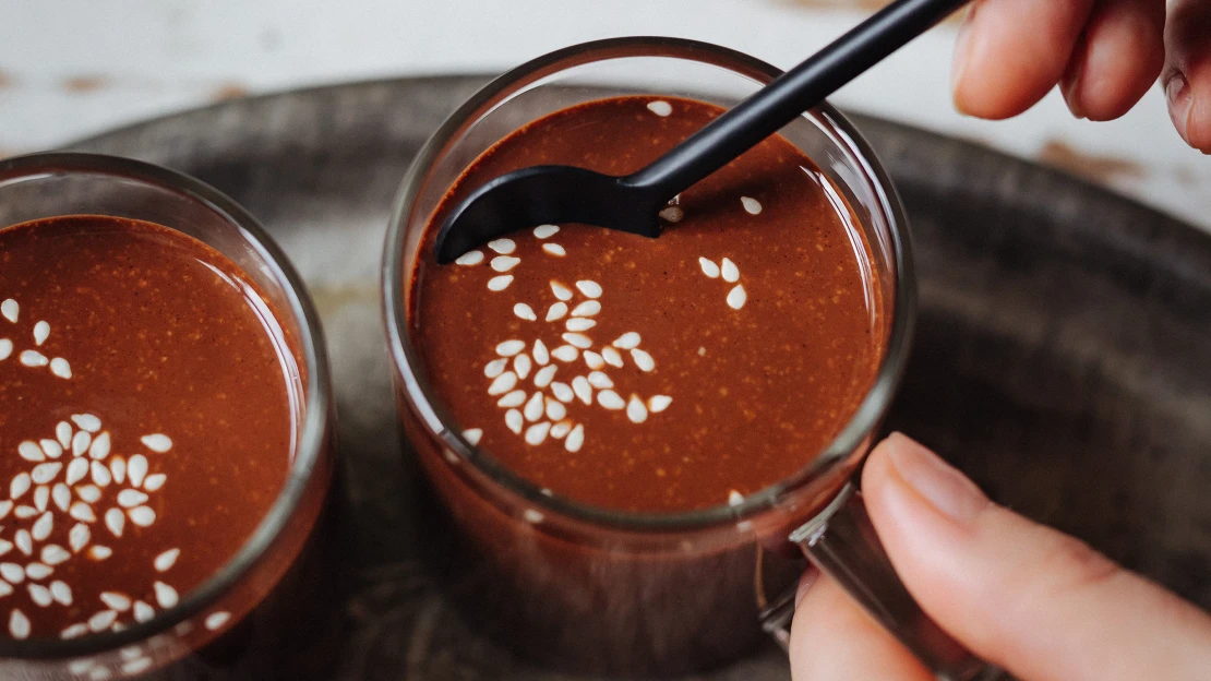 Veganuary do termosky: horká čokoláda s&nbsp;tahini & kardamomem