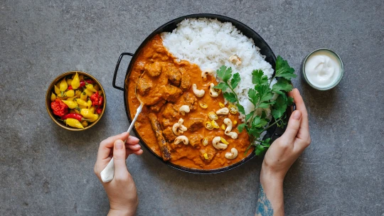 Zahřejte se kašmírským kari. Rogan josh kombinuje šťavnaté maso & voňavou omáčku