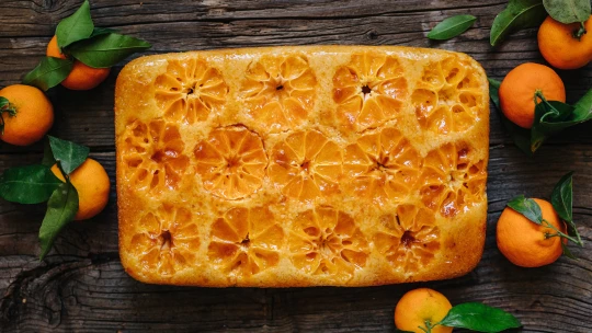 Zázvor, růžová voda & polenta. Zimní pečení bez lepku v&nbsp;podobě obráceného mandarinkového koláče
