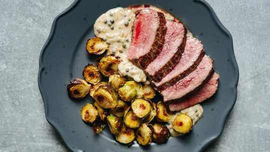 Perfektní retro večeře do 20 minut: steak s&nbsp;pepřovou omáčkou & pečenými kapustičkami