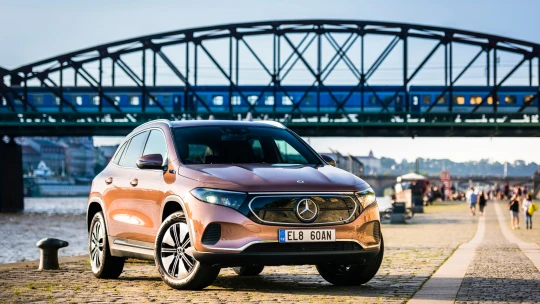 O třetinu míň, než slibovali. Zkusili jsme, jak daleko dojede elektrický mercedes v reálném životě