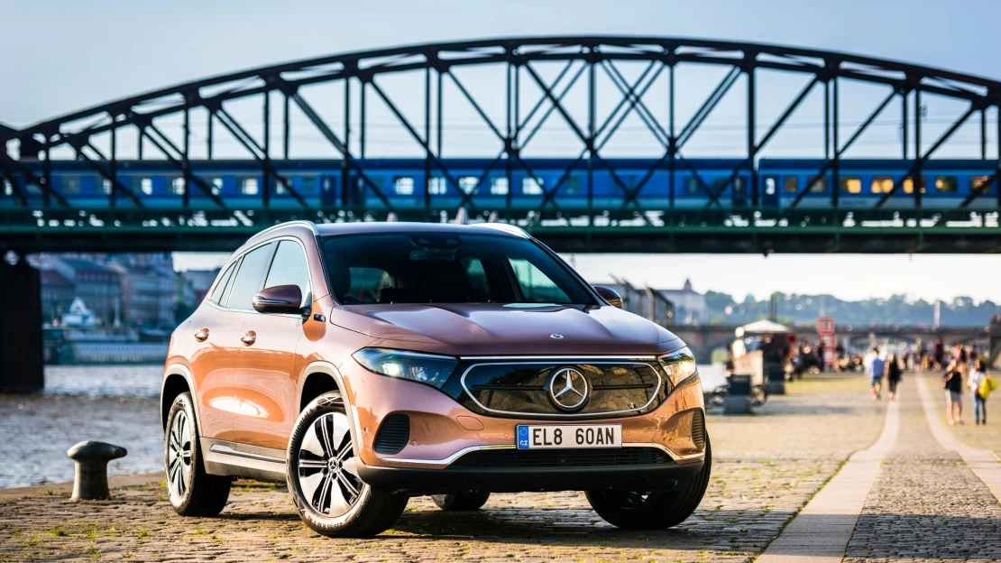 O třetinu míň, než slibovali. Zkusili jsme, jak daleko dojede elektrický mercedes v&nbsp;reálném životě