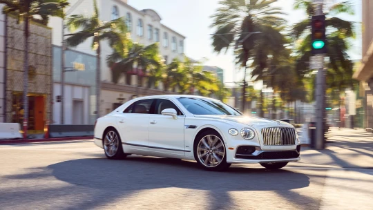 Zájem o&nbsp;hybridní auta stoupá. Češi si jich pořídili téměř třicet tisíc