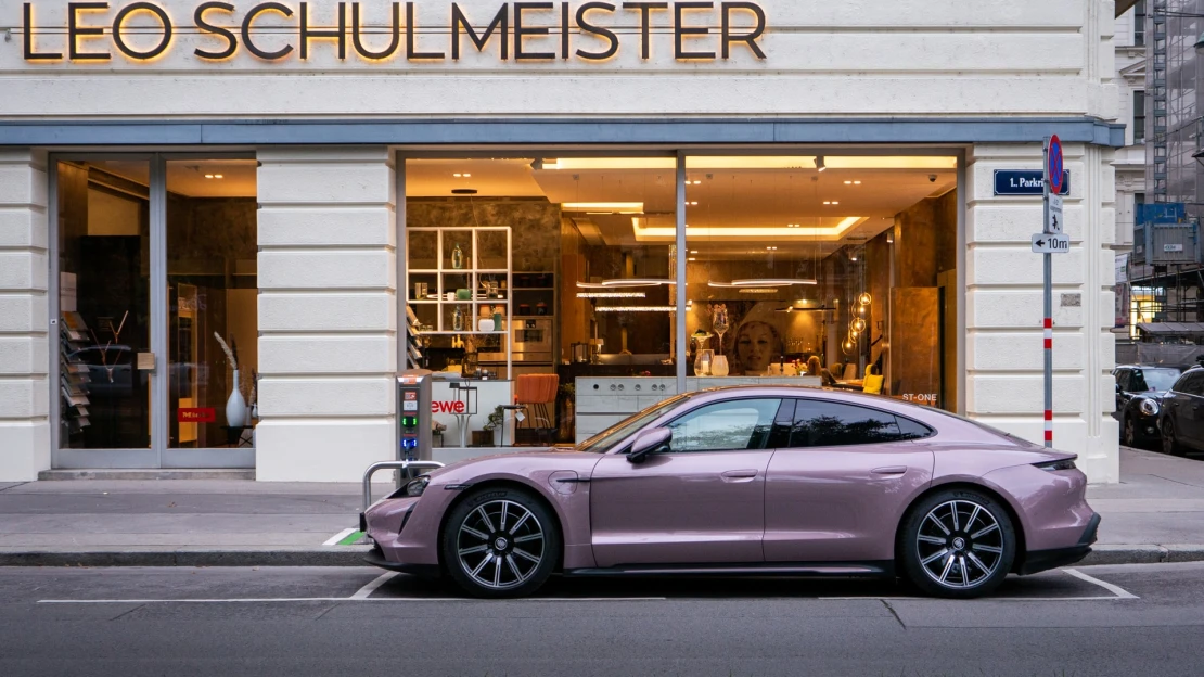 Elektromobily jsou nový mainstream. Jak vábí zákazníky velké automobilky i&nbsp;startupy?