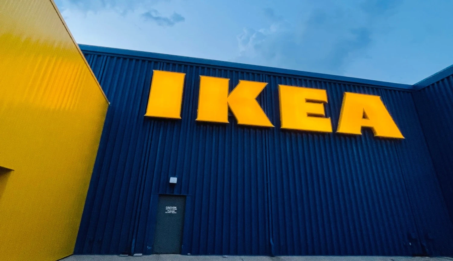 Tržby značky IKEA kvůli snižování cen druhý rok za sebou klesly. Zákazníků ale přibývá