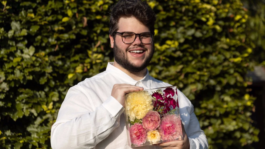 Kytice, které vydrží navždy. Student z&nbsp;Liberce je zalévá do pryskyřice a&nbsp;jeho nápad vydělává