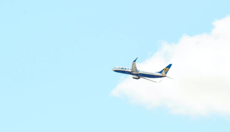 Letící letadlo společnosti Ryanair
