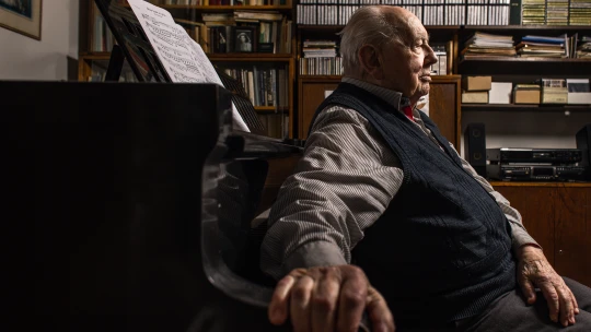 Kecal, ale nelže. Je mu devadesát a stále zpívá operu