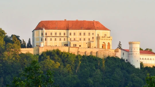 Dominanta z rytířských dob. Tenhle zámek může být váš