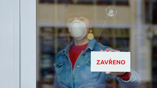 Miliardy strádajícím firmám? Největší náhrady za covid dostal ze státní kasy hazard a&nbsp;retail
