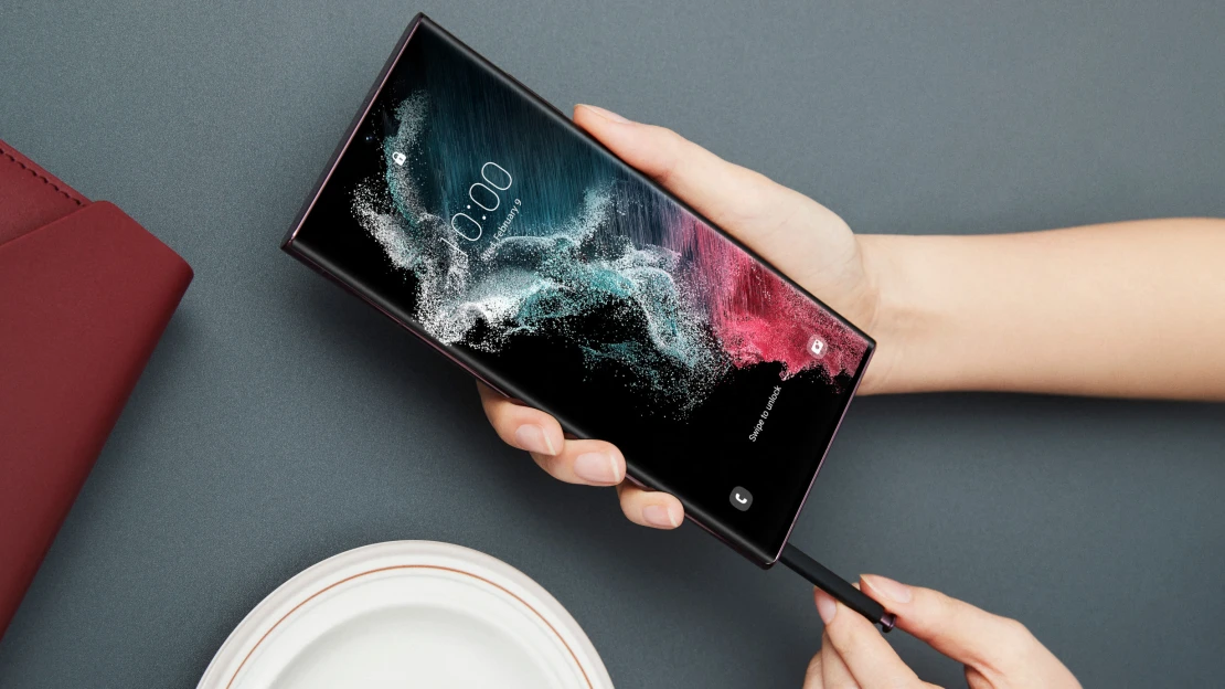 Nový král chytrých telefonů Samsung Galaxy S22 Ultra. Skvělý fotoaparát i&nbsp;design a&nbsp;vítr v&nbsp;peněžence