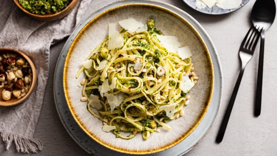 Sezonní dvacetiminutovka nejen pro vegetariány. Delikátní linguine s&nbsp;kadeřávkem, růžičkovou kapustou & ořechy