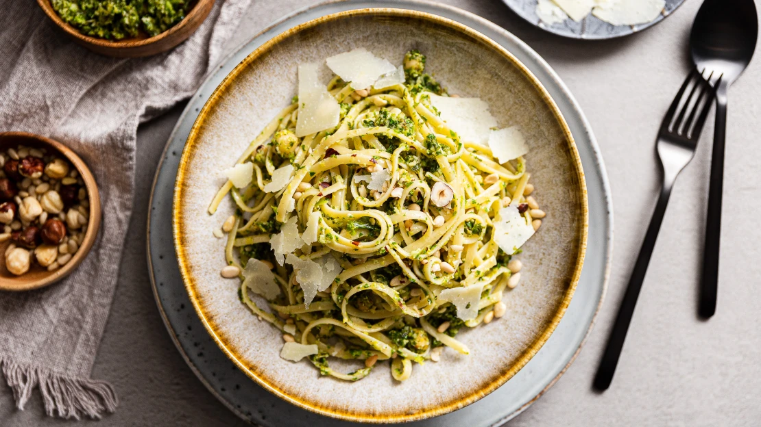 Sezonní dvacetiminutovka nejen pro vegetariány. Delikátní linguine s&nbsp;kadeřávkem, růžičkovou kapustou & ořechy