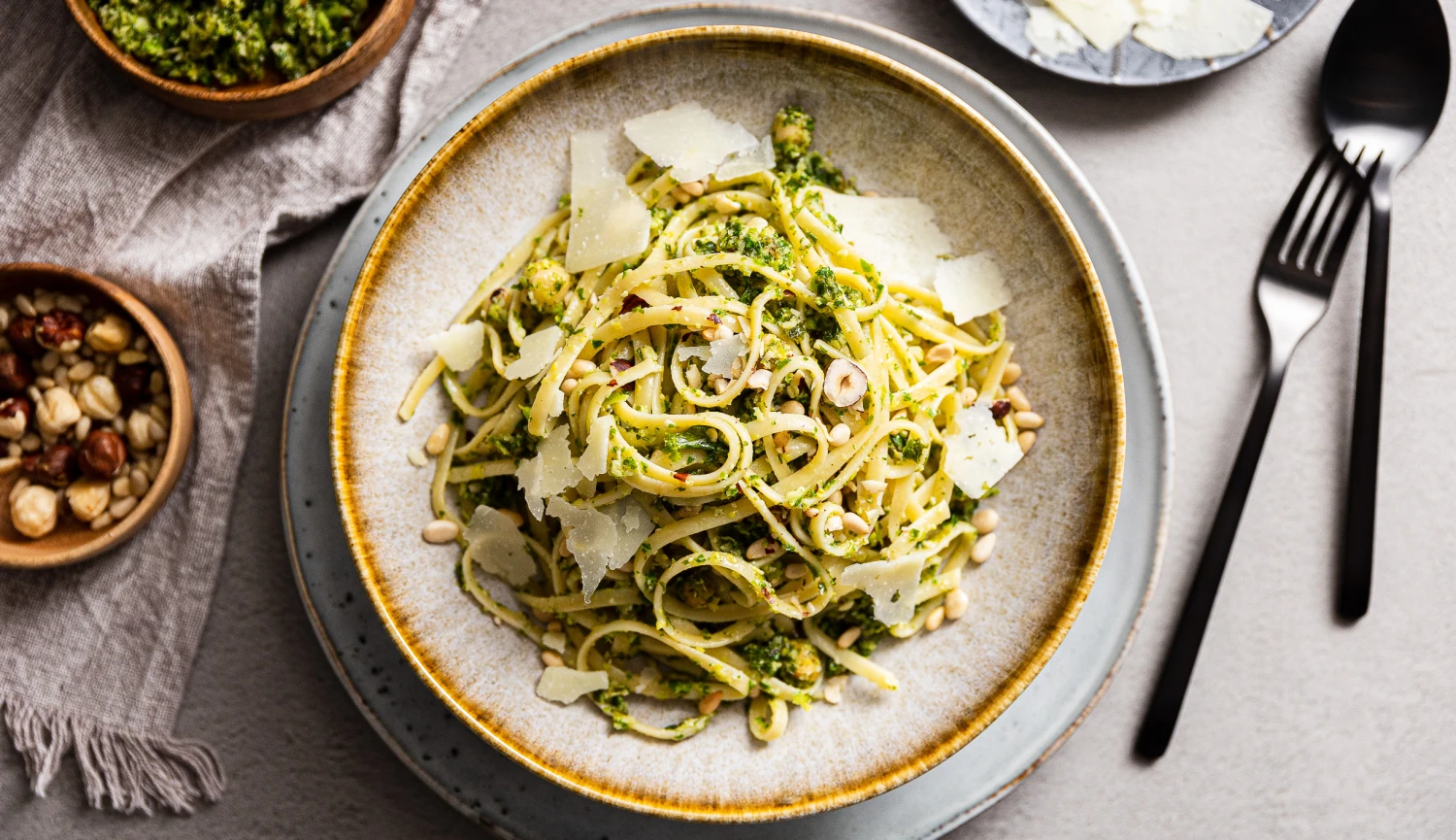 Sezonní dvacetiminutovka nejen pro vegetariány. Delikátní linguine s kadeřávkem, růžičkovou kapustou & ořechy