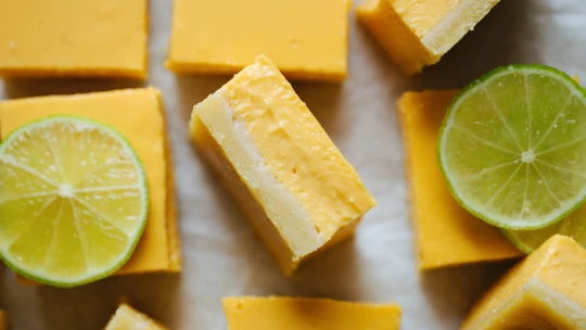 Mango, limeta & máslové těsto. Na jednoduché řezy s&nbsp;božsky krémovou náplní potřebujete jen 8 ingrediencí