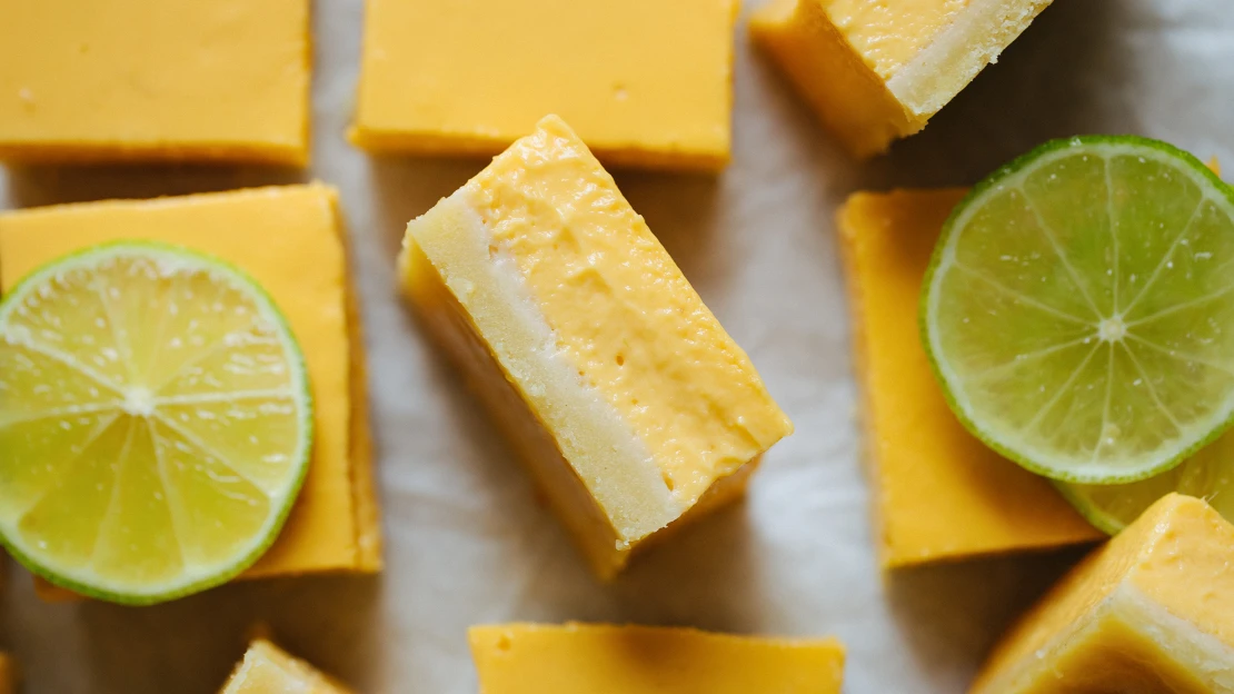 Mango, limeta & máslové těsto. Na jednoduché řezy s&nbsp;božsky krémovou náplní potřebujete jen 8 ingrediencí