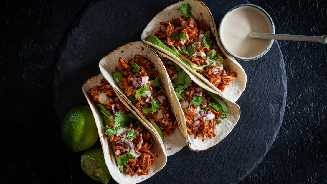 Tacos s&nbsp;trhaným nemasem, které roste na stromě. Na první pohled ani sousto nepoznáte, že se jedná o&nbsp;jackfruit