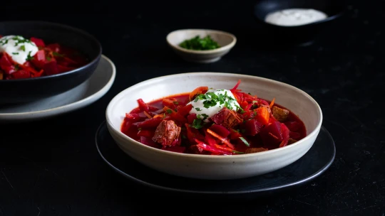 Poctivá polévka z&nbsp;východu, která zahřeje i&nbsp;na severu. Uvařte si masový boršč ve formě, který neurazí ani dietáře