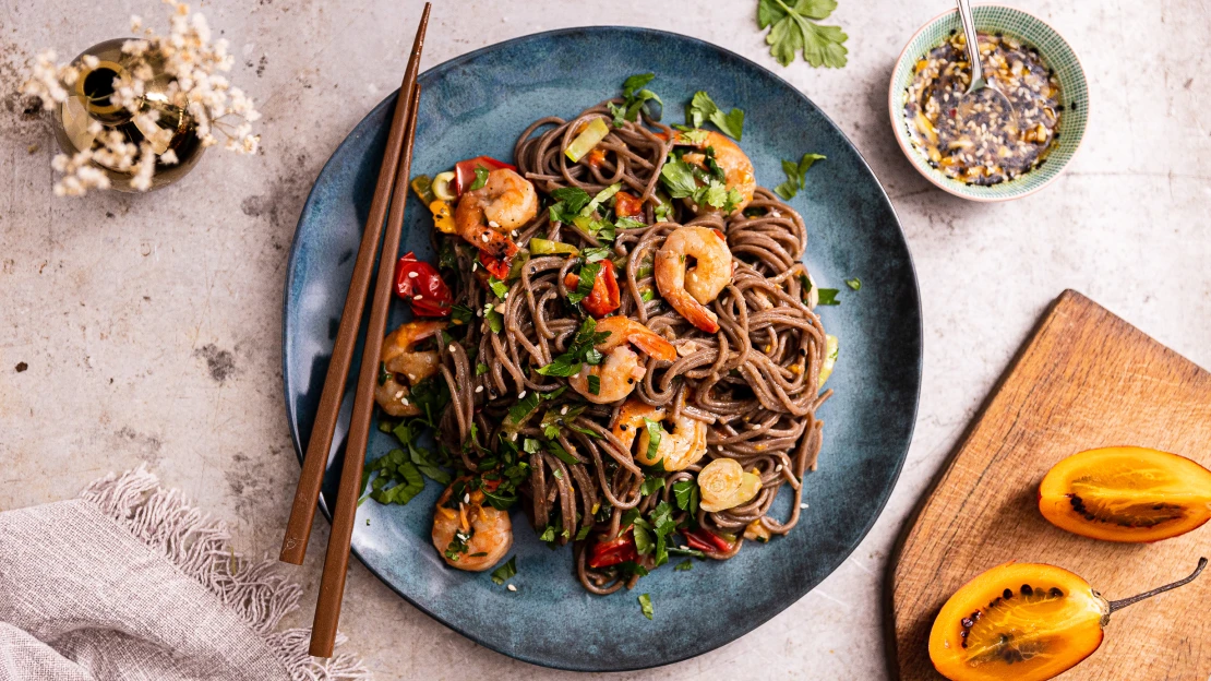 Lahodné jídlo do 20 minut. Soba nudle s&nbsp;wasabi krevetami potěší nejen na Valentýna