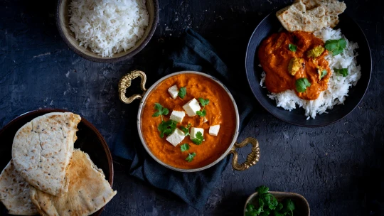 Pro bezmasé pondělí tikka masala s&nbsp;domácím paneerem, na úterý s&nbsp;marinovaným kuřetem