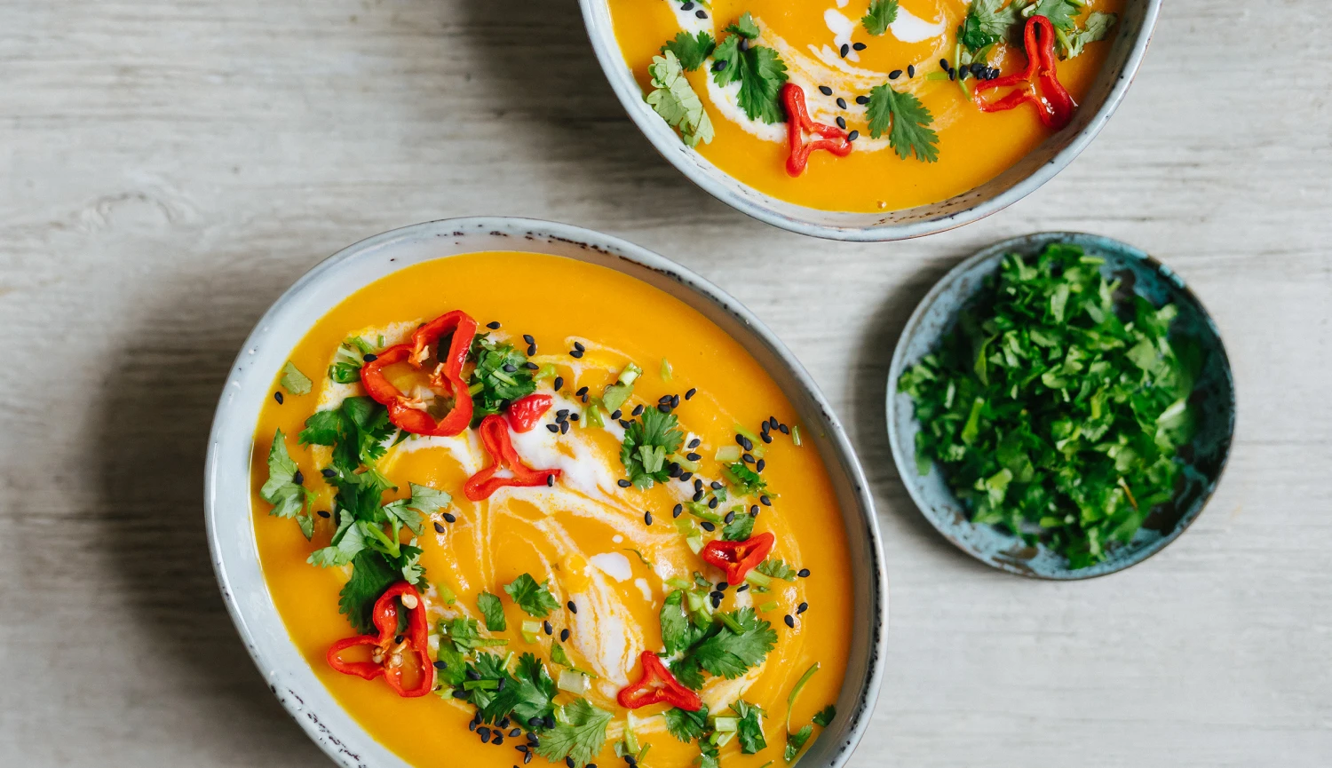 10 surovin & 25 minut. Uvařte si vitaminy nabitou zahřívací polévku s mrkví, kurkumou a pomerančem