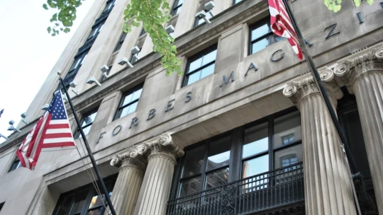 Americký Forbes získal 200 milionů dolarů. Investorem je největší kryptoburza světa