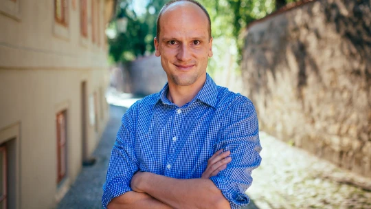 Tržní zákony platí i za války. Tentokrát ale sehrají roli drobní investoři s&nbsp;mobily, píše Hlavsa