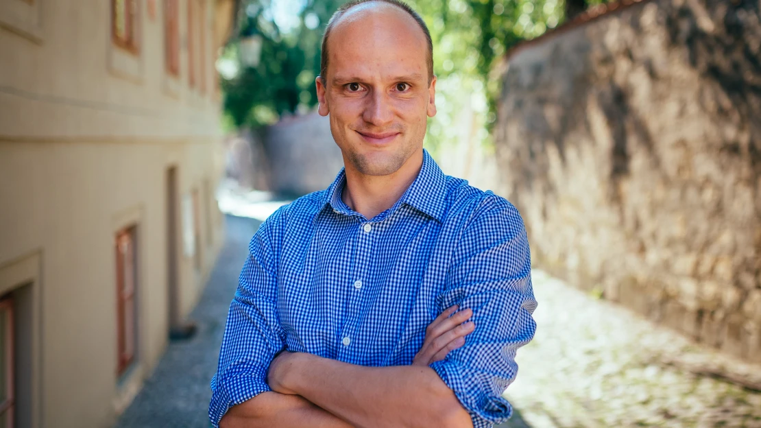 Tržní zákony platí i za války. Tentokrát ale sehrají roli drobní investoři s&nbsp;mobily, píše Hlavsa