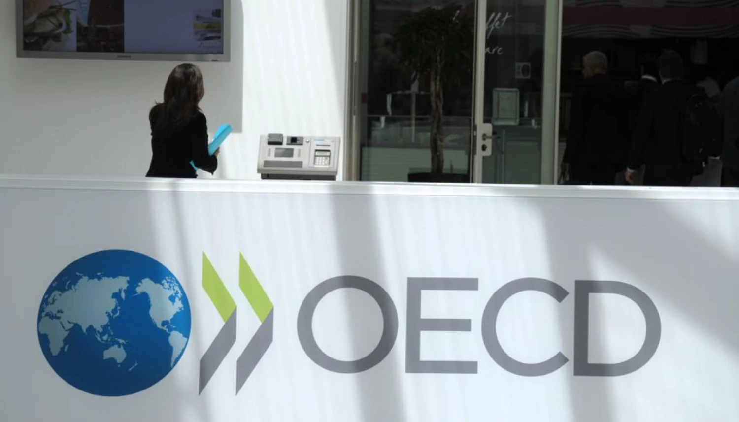 Celní válka podle OECD zpomaluje růst globální ekonomiky o dvě desetiny procenta