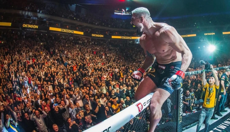 Bojovník MMA s diváky