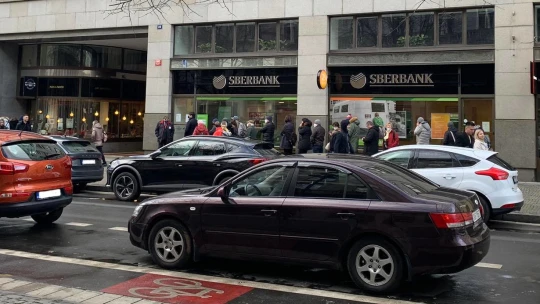 Žádné karetní transakce a zavřené pobočky. Sberbank v Česku omezuje provoz