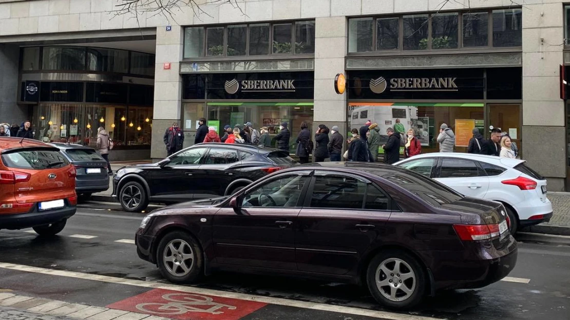 Žádné karetní transakce a&nbsp;zavřené pobočky. Sberbank v&nbsp;Česku omezuje provoz