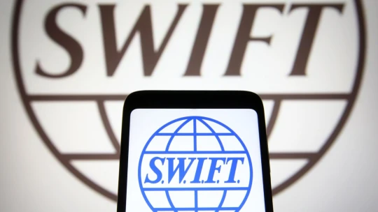 Co je to SWIFT? A&nbsp;nasadí Západ proti Rusku tuhle finanční atomovku?