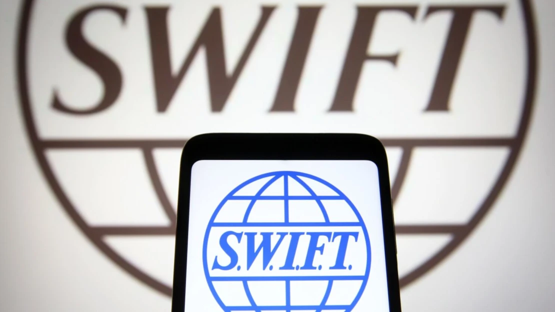 Co je to SWIFT? A&nbsp;nasadí Západ proti Rusku tuhle finanční atomovku?