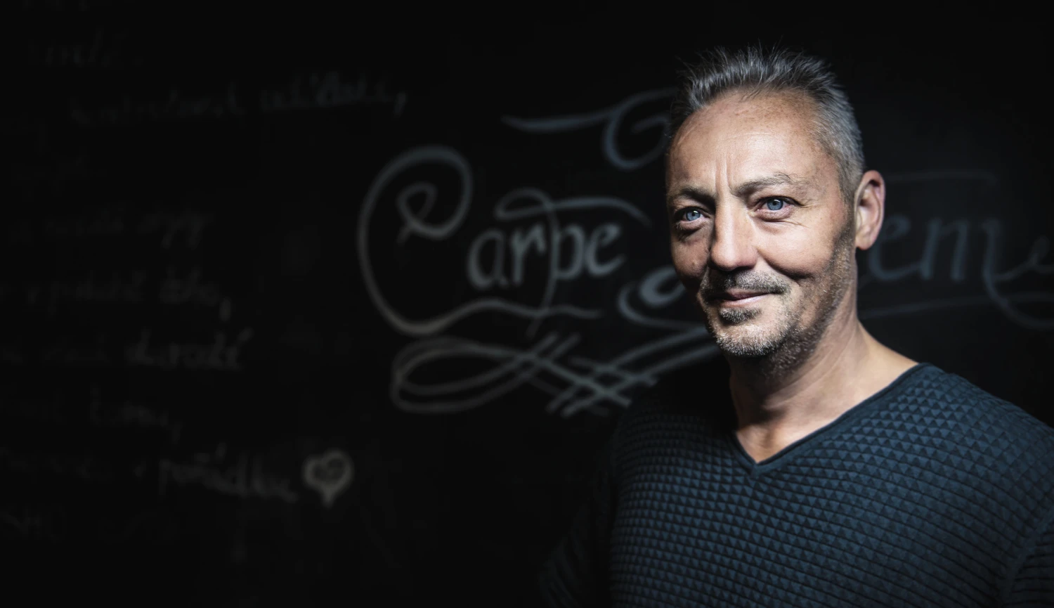 Začínal s nádobím v New Yorku. Teď myje přepravky, ale za miliardy korun